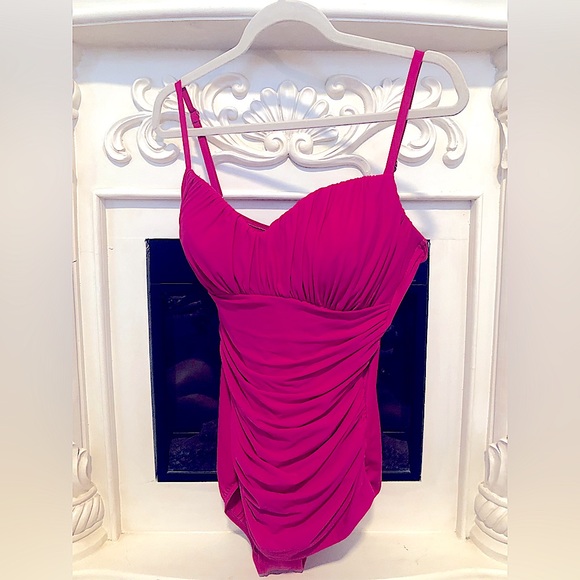 Miraclesuit Swimsuit in a Ruched Magenta size US 16 LIKE NEW condition - Picture 4 of 11